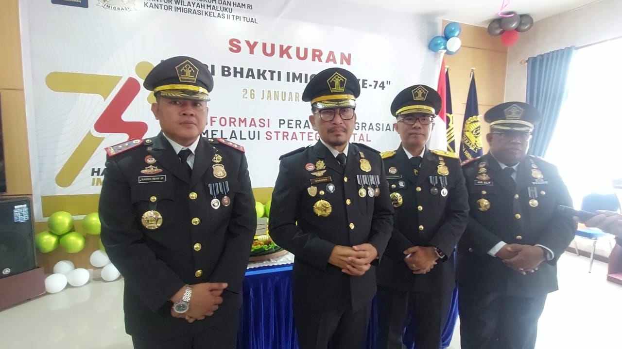 Keterangan pers kakanwil kemenkumham provinsi maluku, didampingi para pejabat kemenkumham di kantor imigrasi kelas ii tpi tual, jumat 26 januari 2024