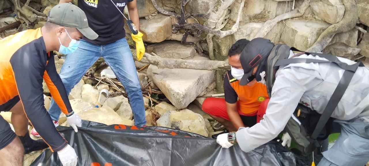 Korban dievakuasi tim sar kota tual di desa ad, kabupaten maluku tenggara, selasa 27 februari 2024