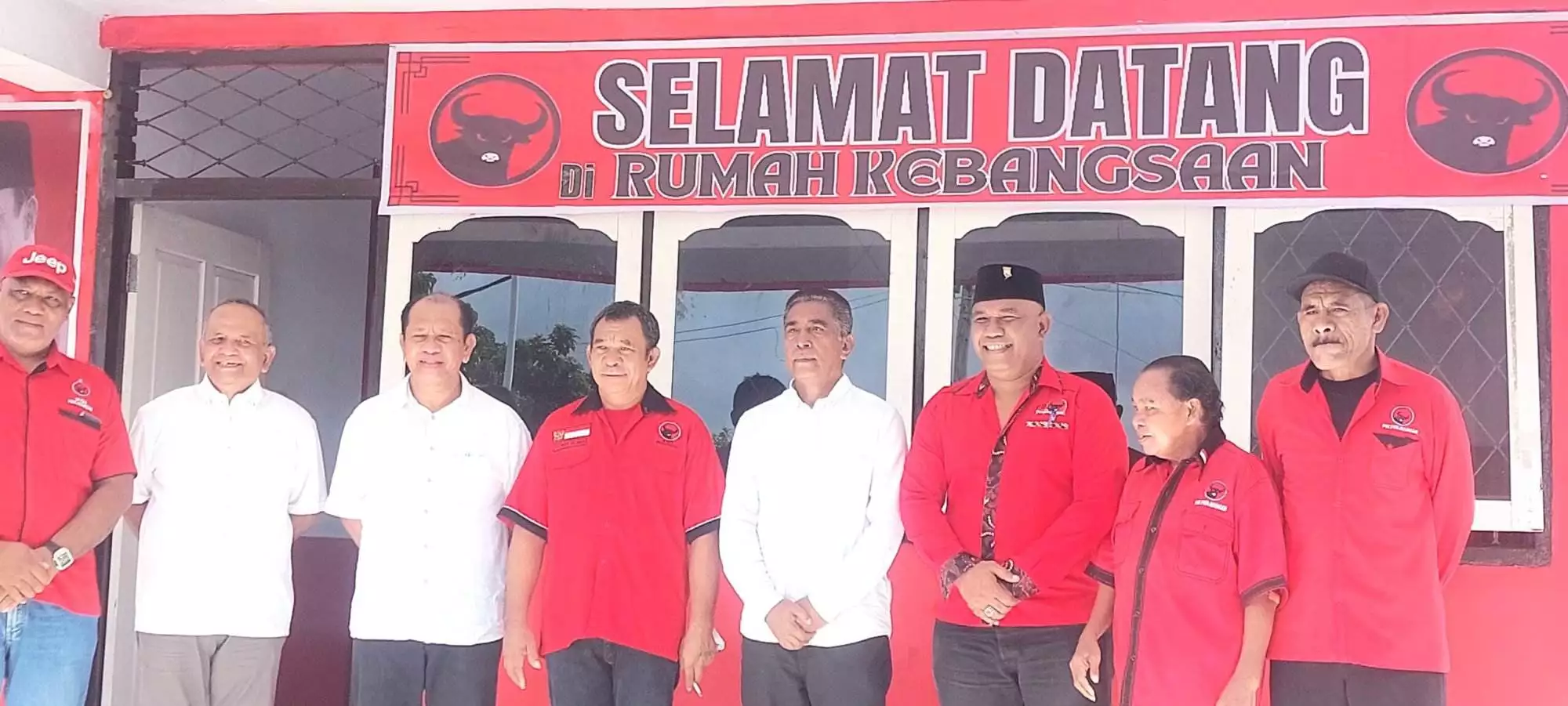 Balon bupati malra ketika hadir dirumah kebangsaan pdi perjuangan kabupaten malra, senin 22 april 2024