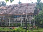 Ini bukti pembangunan dua unit rumah adat di ohoi wulurat, dibiayai dana desa tahun 2015 yang mangkrak hingga saat ini, kinerja inspektorat dipertanyakan